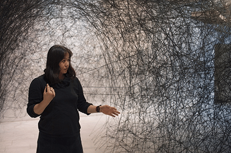 鹽田千春與她的作品 攝影：Sunhi Mang 圖片來源：藝術家及Anna Schwartz畫廊